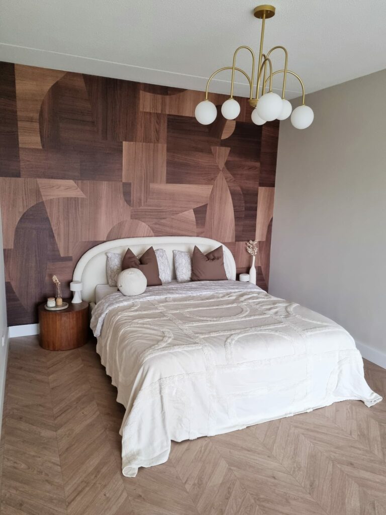 Een slaapkamer met behang met houtprint