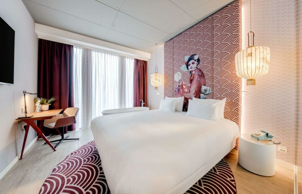 Een kamer in hotel nhow Rai met Japans Thema