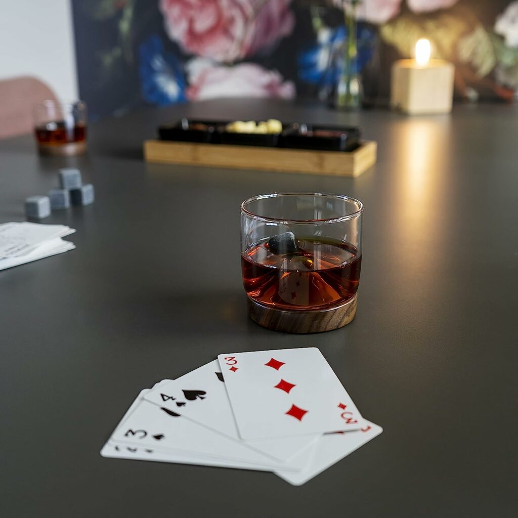 Whisky glas op een tafel