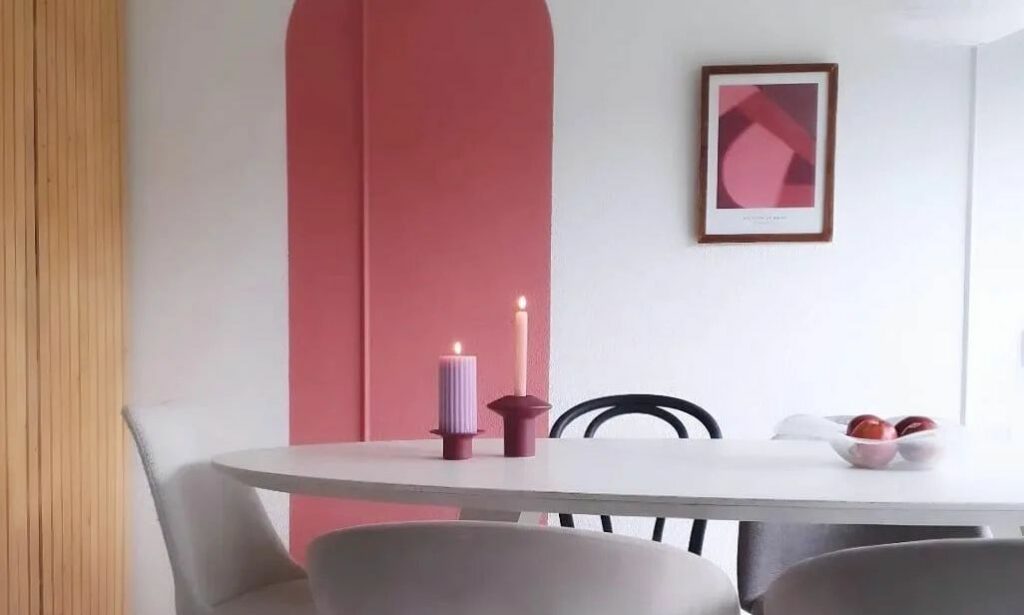 een roze kleurvak op een muur in een eethoek