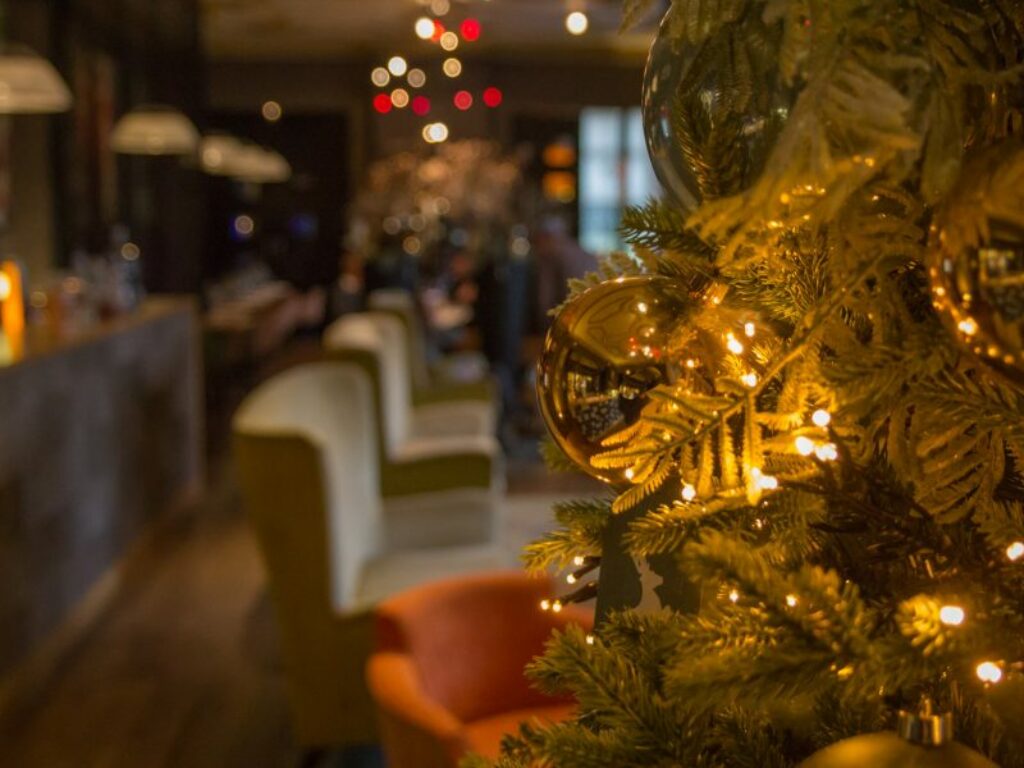 Close-up van een verlichte kerstboom in hotel Villa Ruimzicht