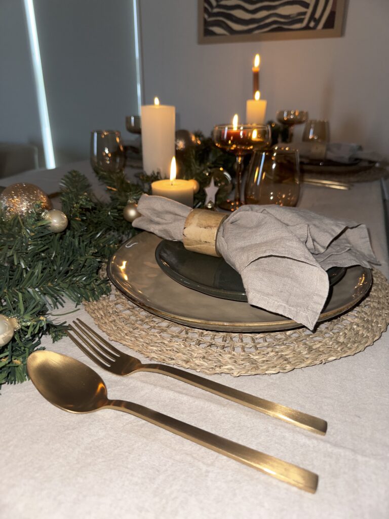 Kersttafel met gouden bestekset