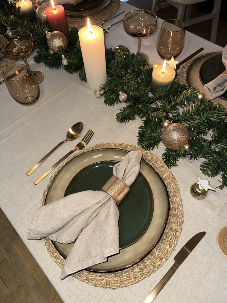 een kersttafel met het toscane servies en gouden bestekset